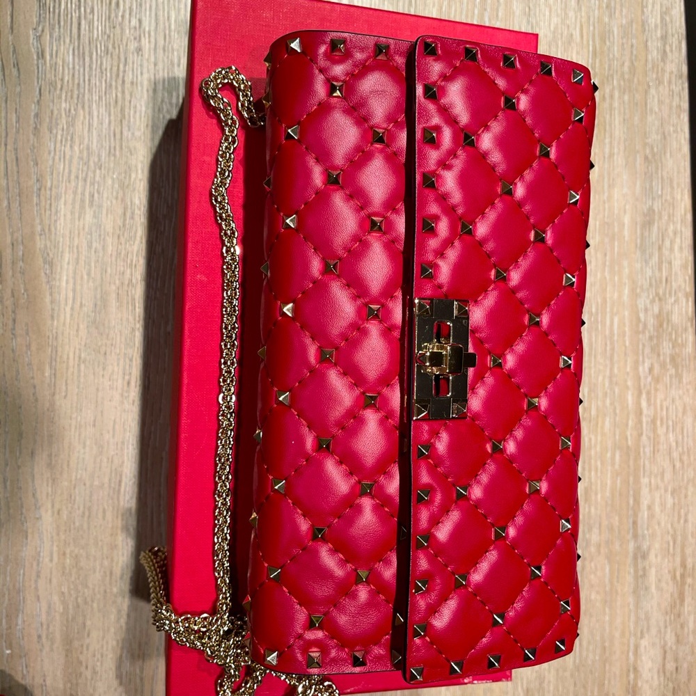 ROCKSTUD SPIKE NAPPA LEATHER CROSSBODY CLUTCH BAG